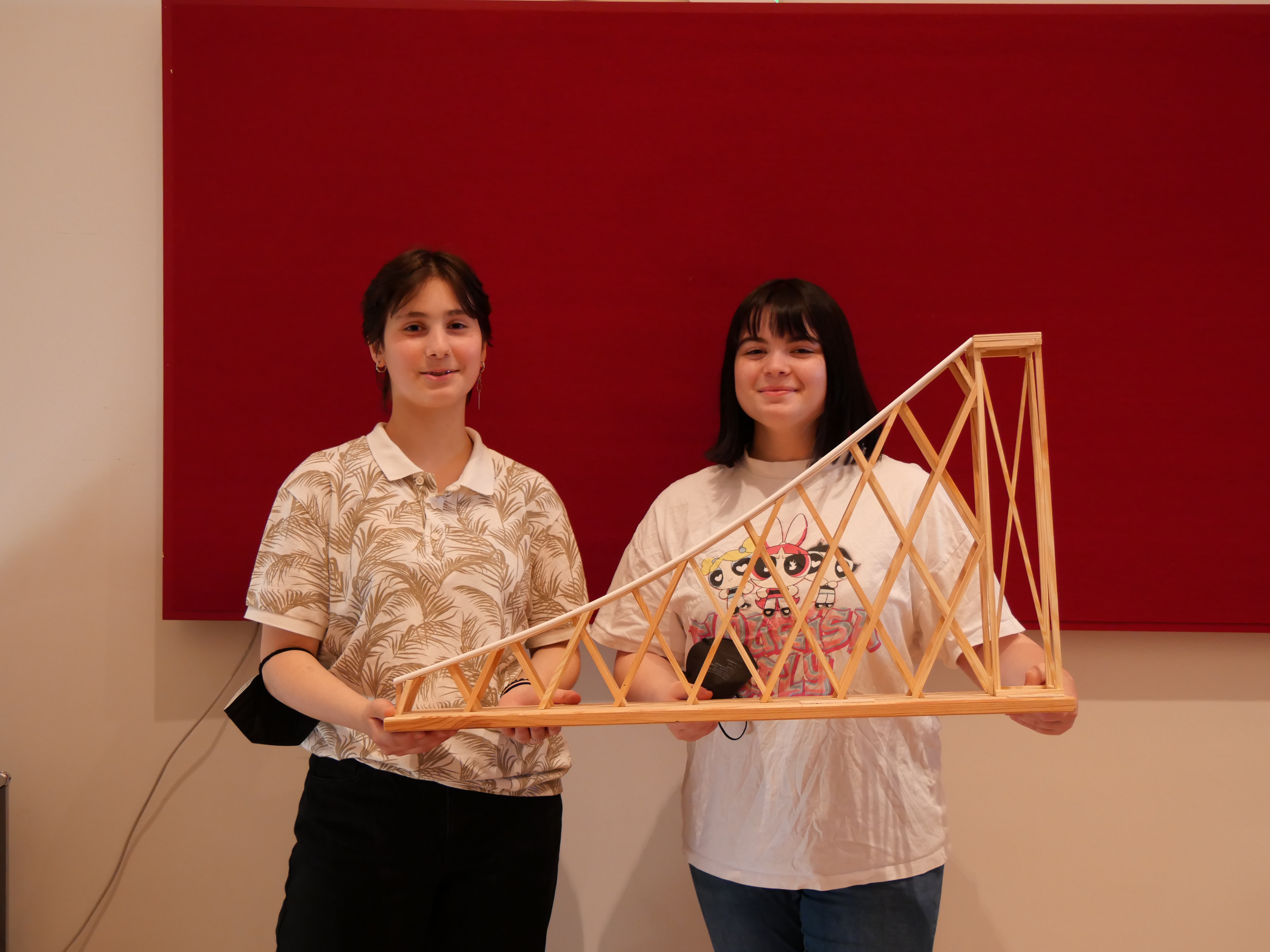 Platz 1 Altersstufe II (ab Klasse 9): Leana Abliganz, Ceyda Karatekin, Modell „Momobami“, 9. Klasse, Lise-Meitner-Gymnasium